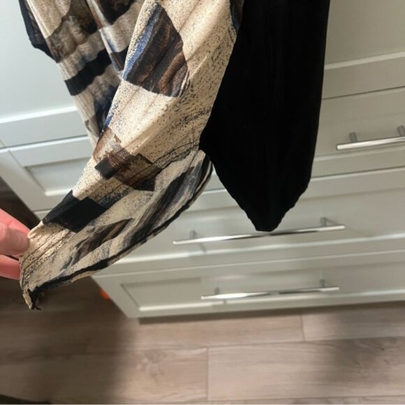 NWOT MODEL FRANCE Graphic Short Sleeve Tunic Top Tee Lightweight, Flowy O/S - Picture 4 of 8